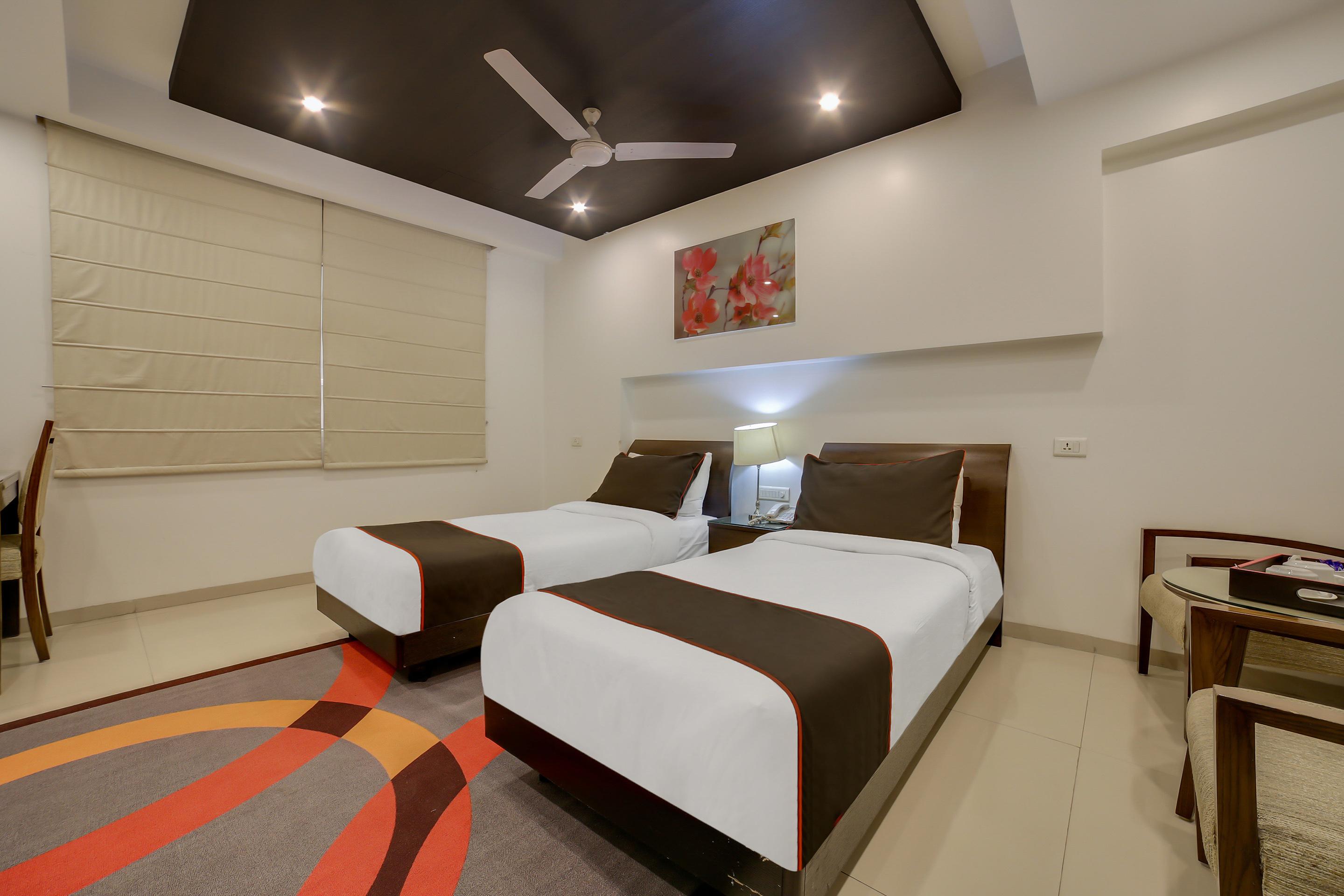 Townhouse Oak Safdarjung Hotel New Delhi Exterior photo